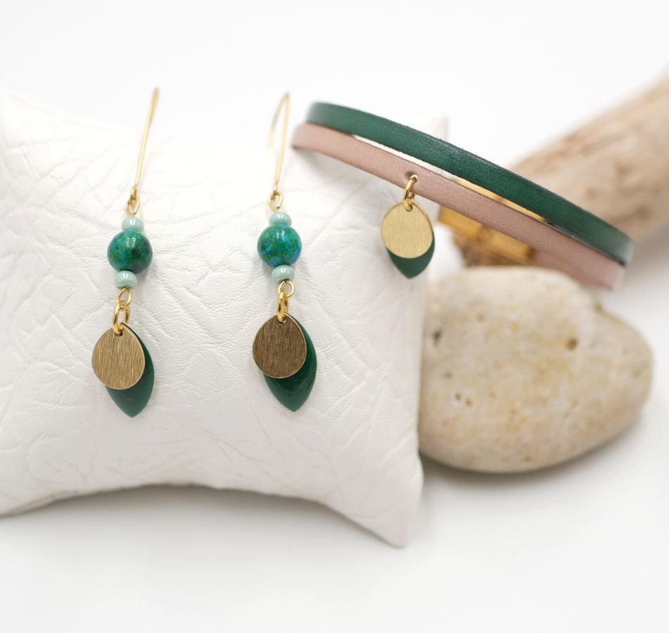 Set of earrings and leather bracelet with fir green sequins