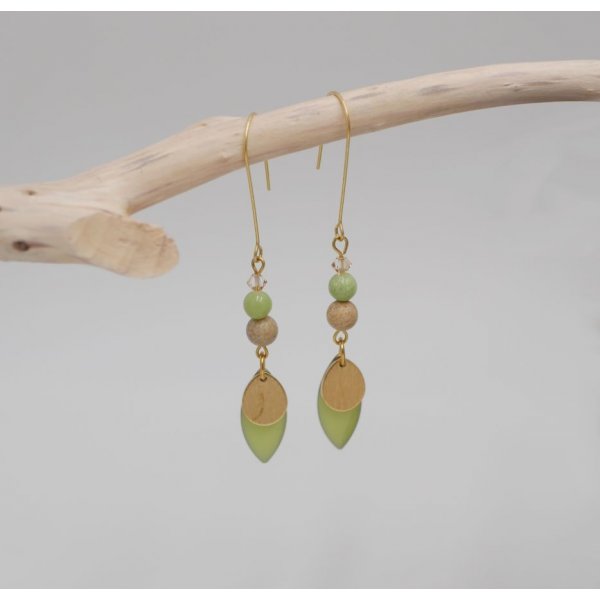 Set of earrings and leather bracelet with almond green sequins