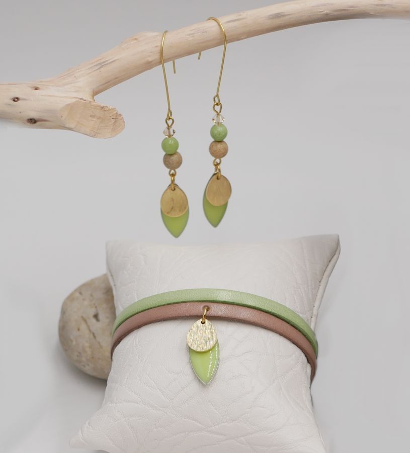 Set of earrings and leather bracelet with almond green sequins