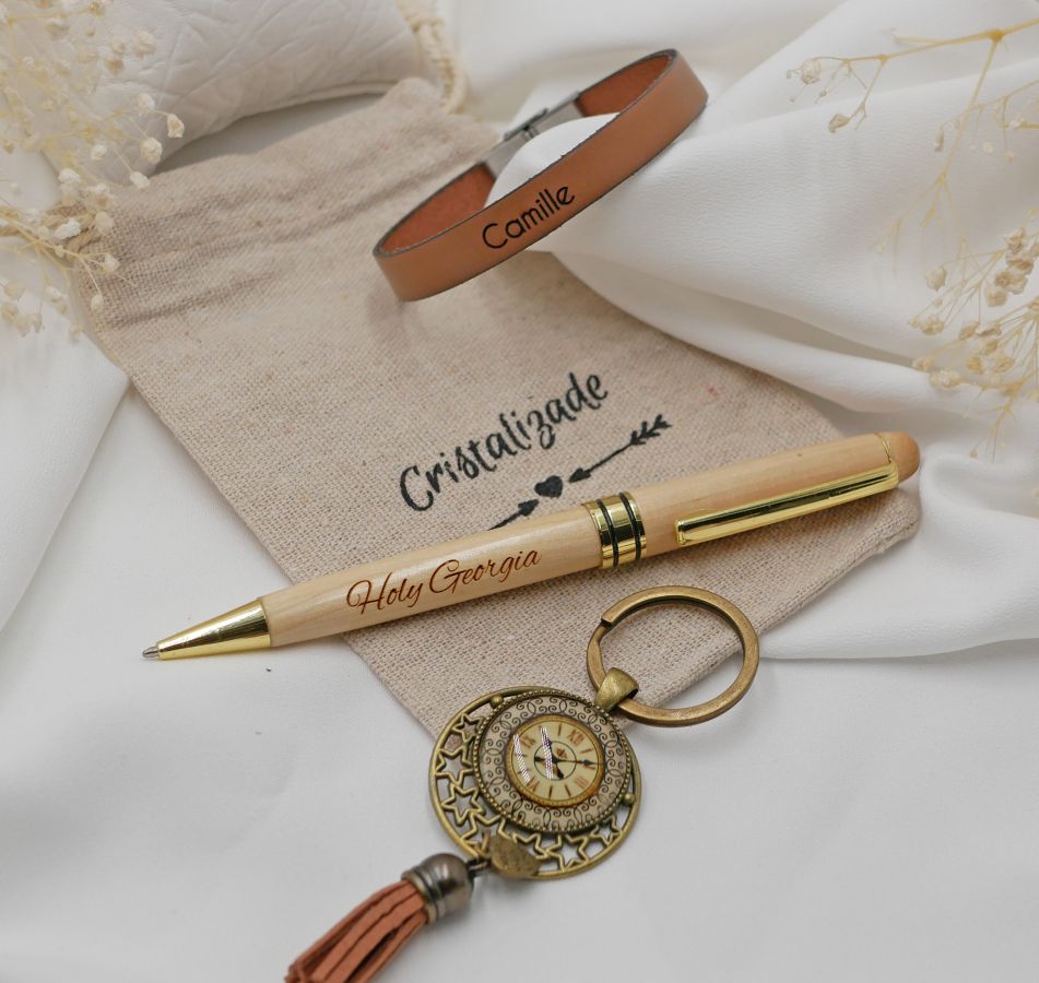 Woman gift bag with engraved wooden pen + customizable leather bracelet + key ring 