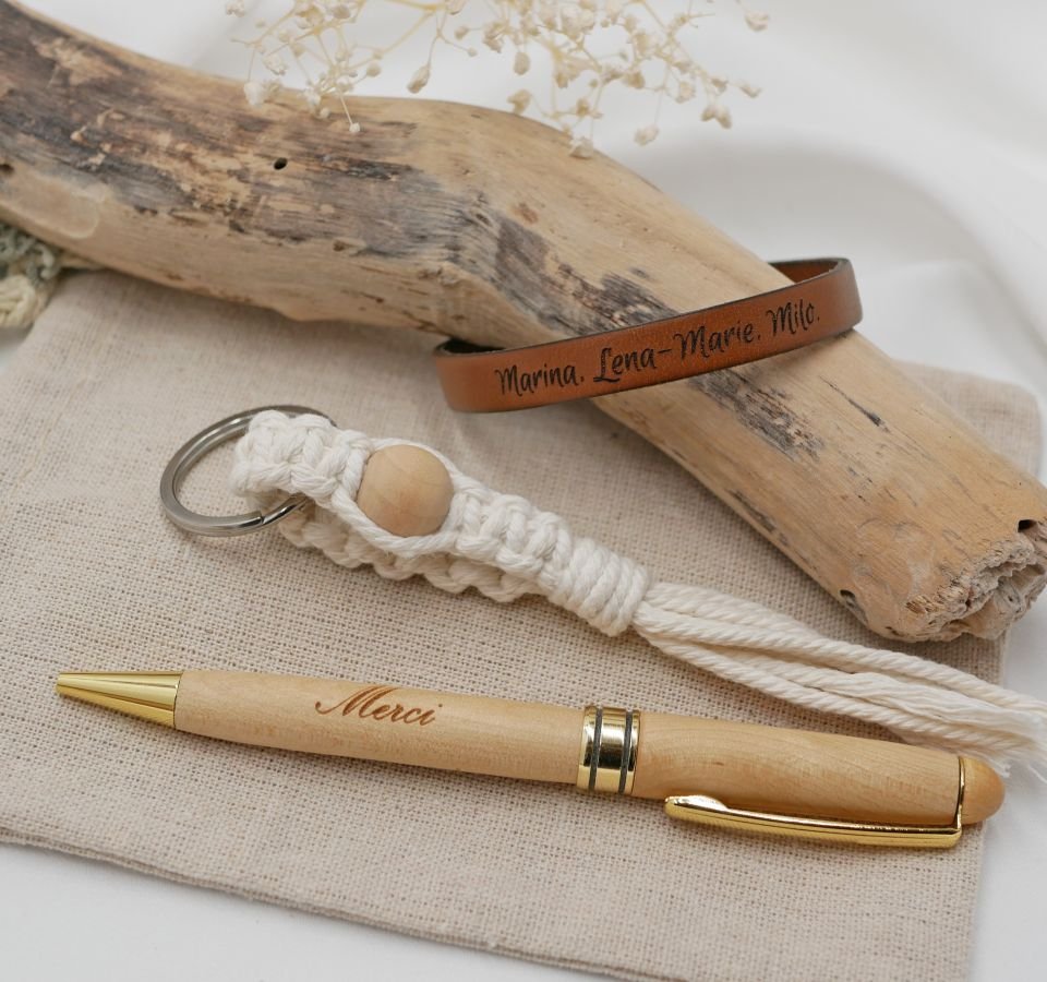 Gift bag engraved wooden pen + customizable leather bracelet + macramé key ring