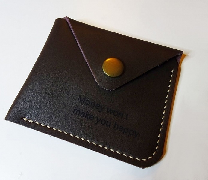 Pochette en cuir marron gravée avec bouton pression.