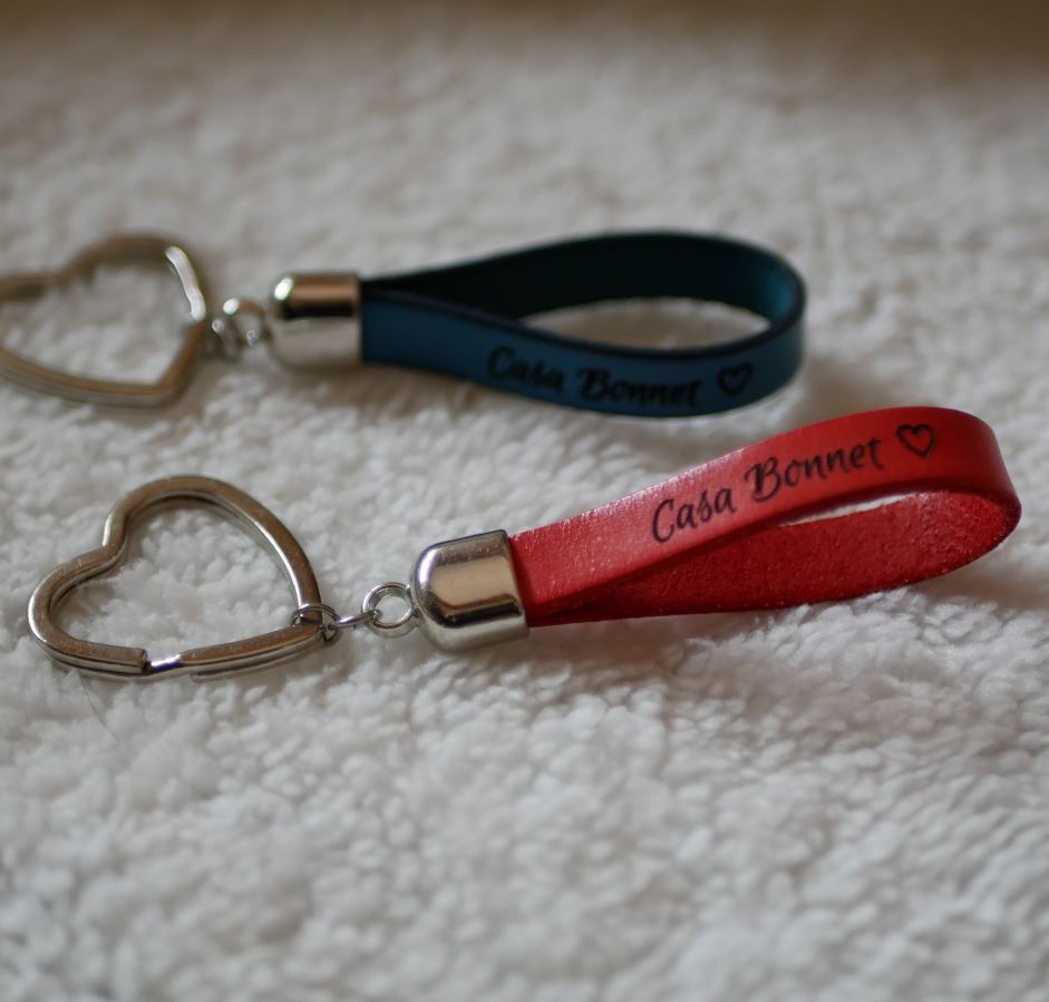 Customizable leather key ring with name phone message