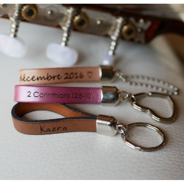 Customizable leather key ring with name phone message