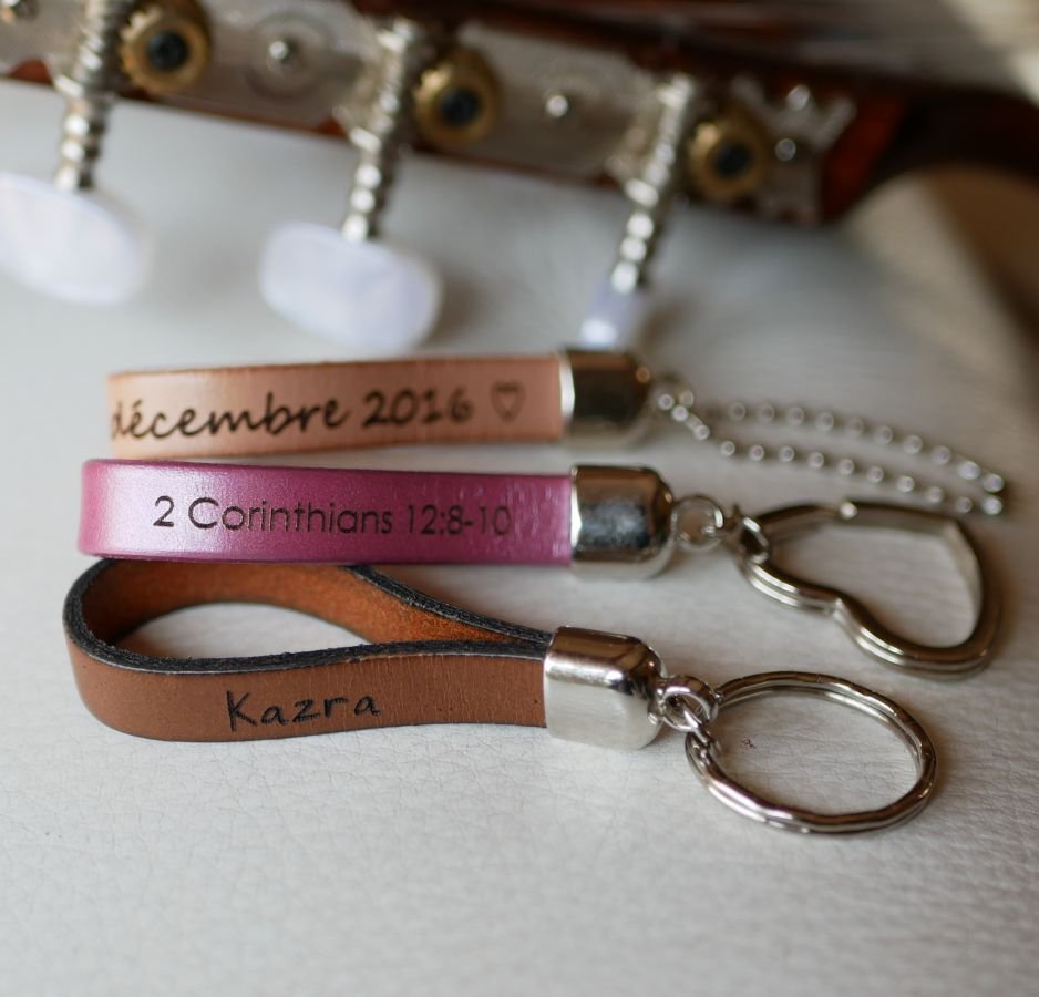 Customizable leather key ring with name phone message