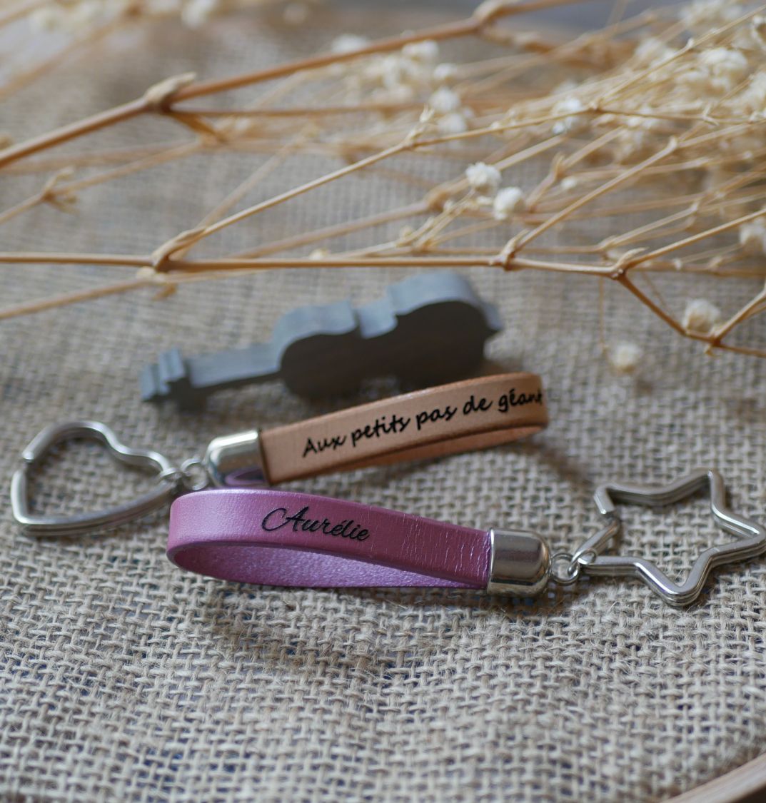 Customizable leather key ring with name phone message