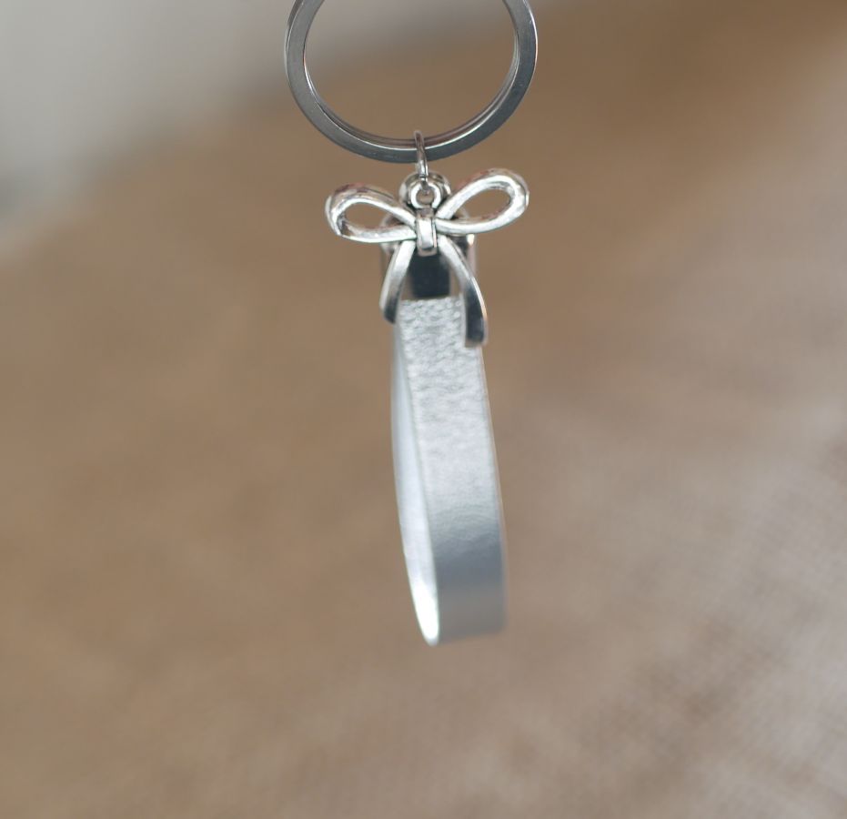 Leather key ring to be personalized by engraving decorated with a bow tie