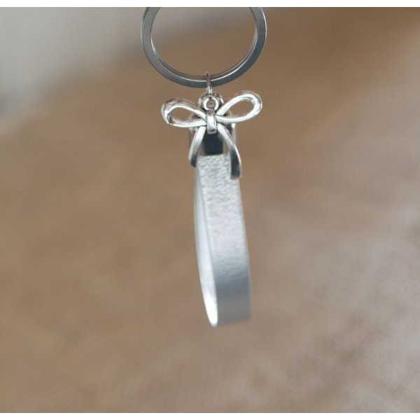 Leather key ring to be personalized by engraving decorated with a bow tie