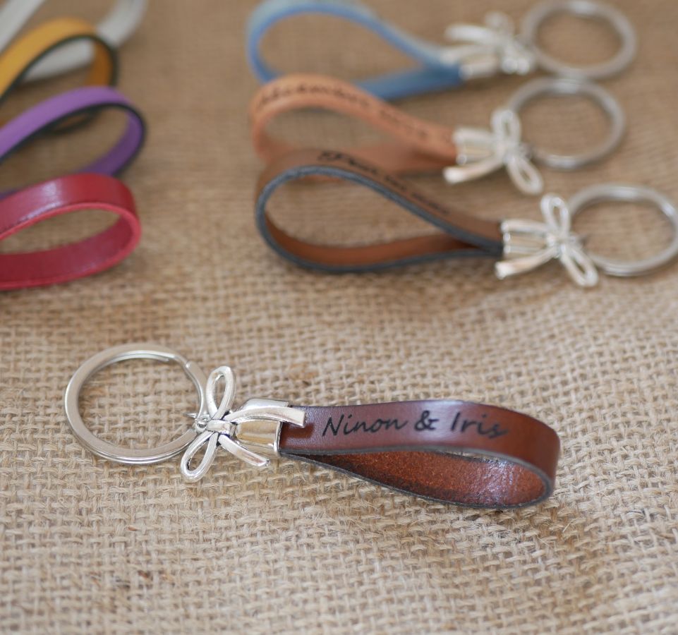 Leather key ring to be personalized by engraving decorated with a bow tie