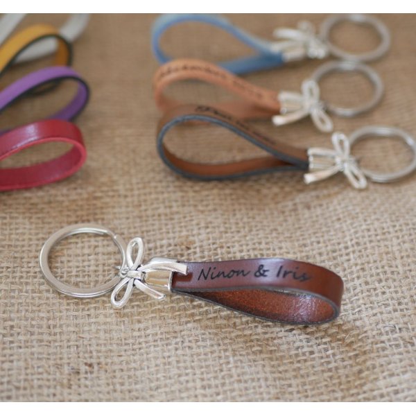 Leather key ring to be personalized by engraving decorated with a bow tie