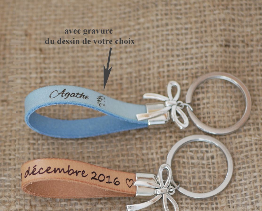 Leather key ring to be personalized by engraving decorated with a bow tie