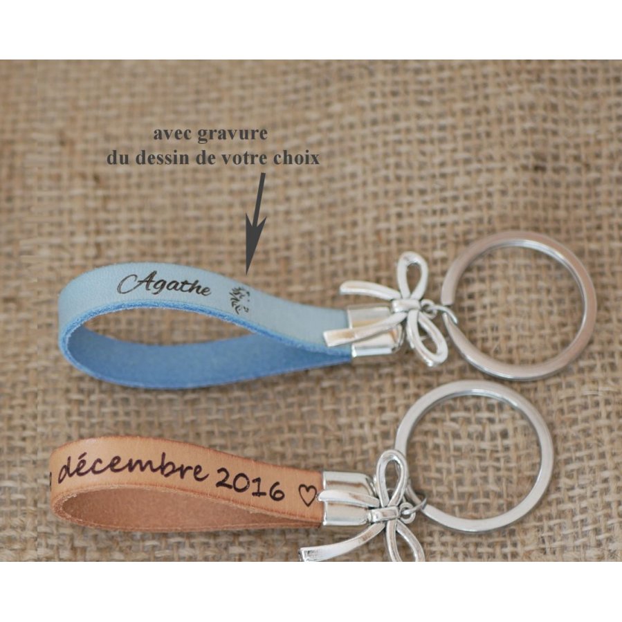 Leather key ring to be personalized by engraving decorated with a bow tie