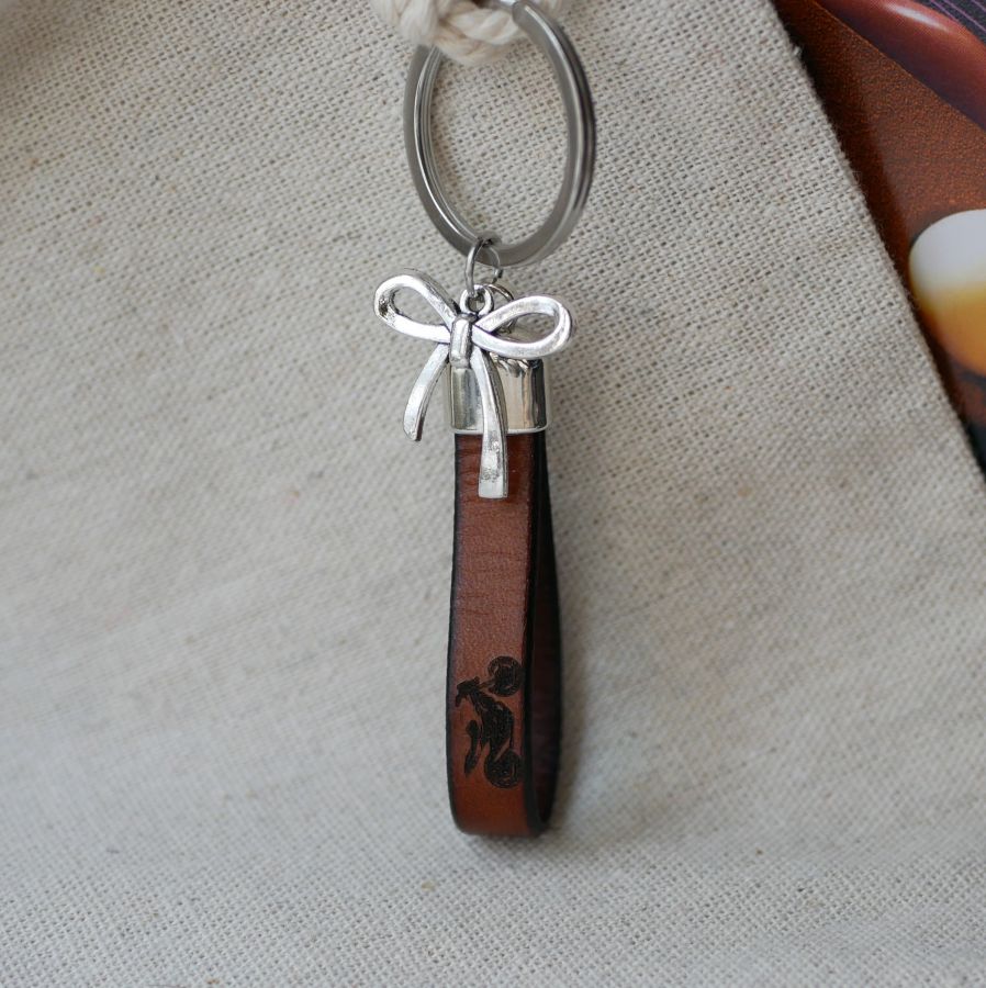 Leather key ring to be personalized by engraving decorated with a bow tie