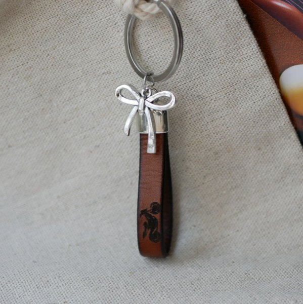 Leather key ring to be personalized by engraving decorated with a bow tie