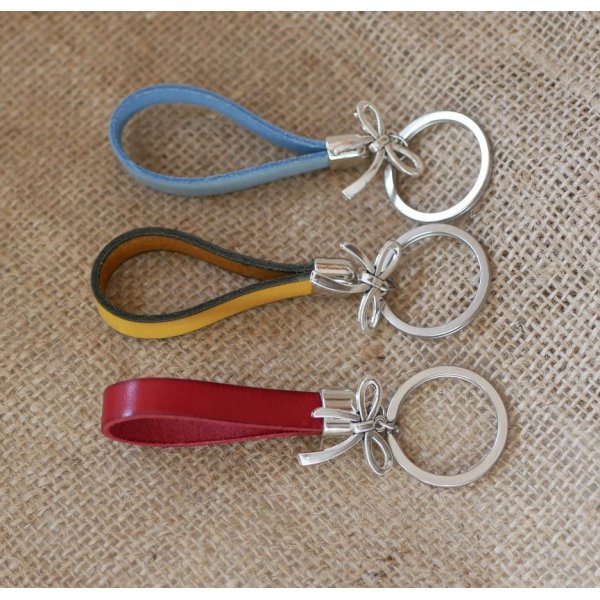 Leather key ring to be personalized by engraving decorated with a bow tie