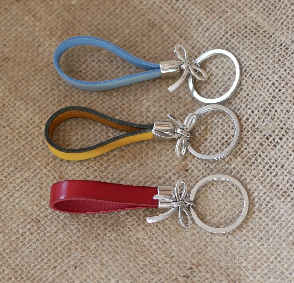 Leather key ring to be personalized by engraving decorated with a bow tie