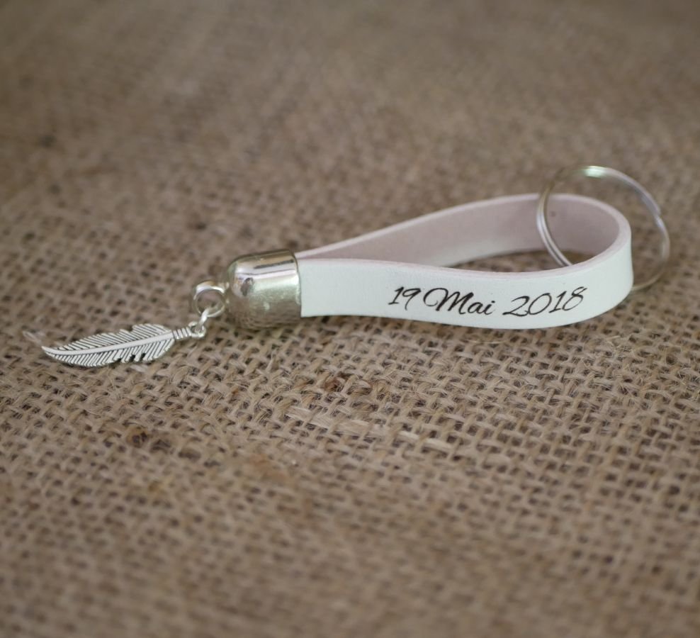 Leather key ring to be personalized by engraving with your choice of pendant