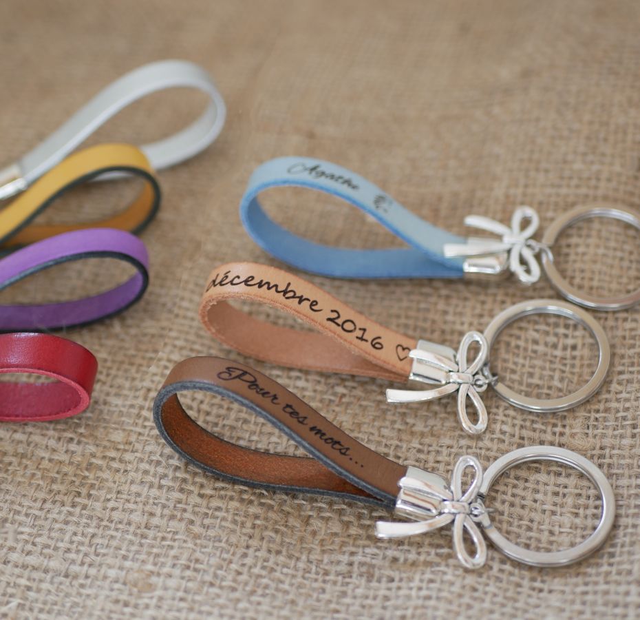 Leather key ring to be personalized by engraving decorated with a bow tie