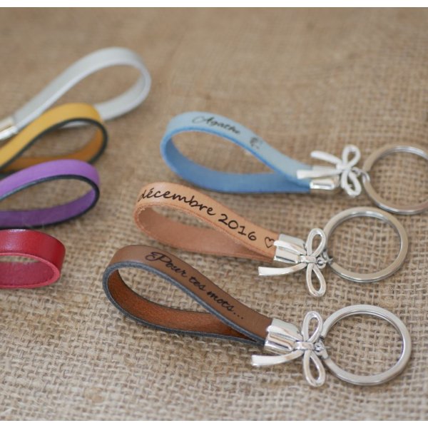Leather key ring to be personalized by engraving decorated with a bow tie