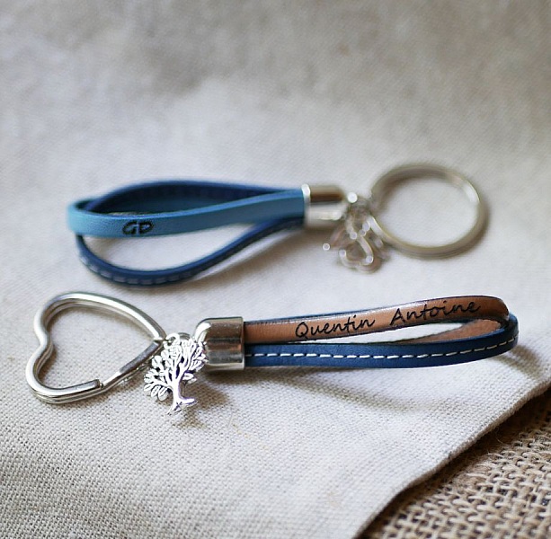 Double leather key ring to be personalized by engraving with your choice of pendant