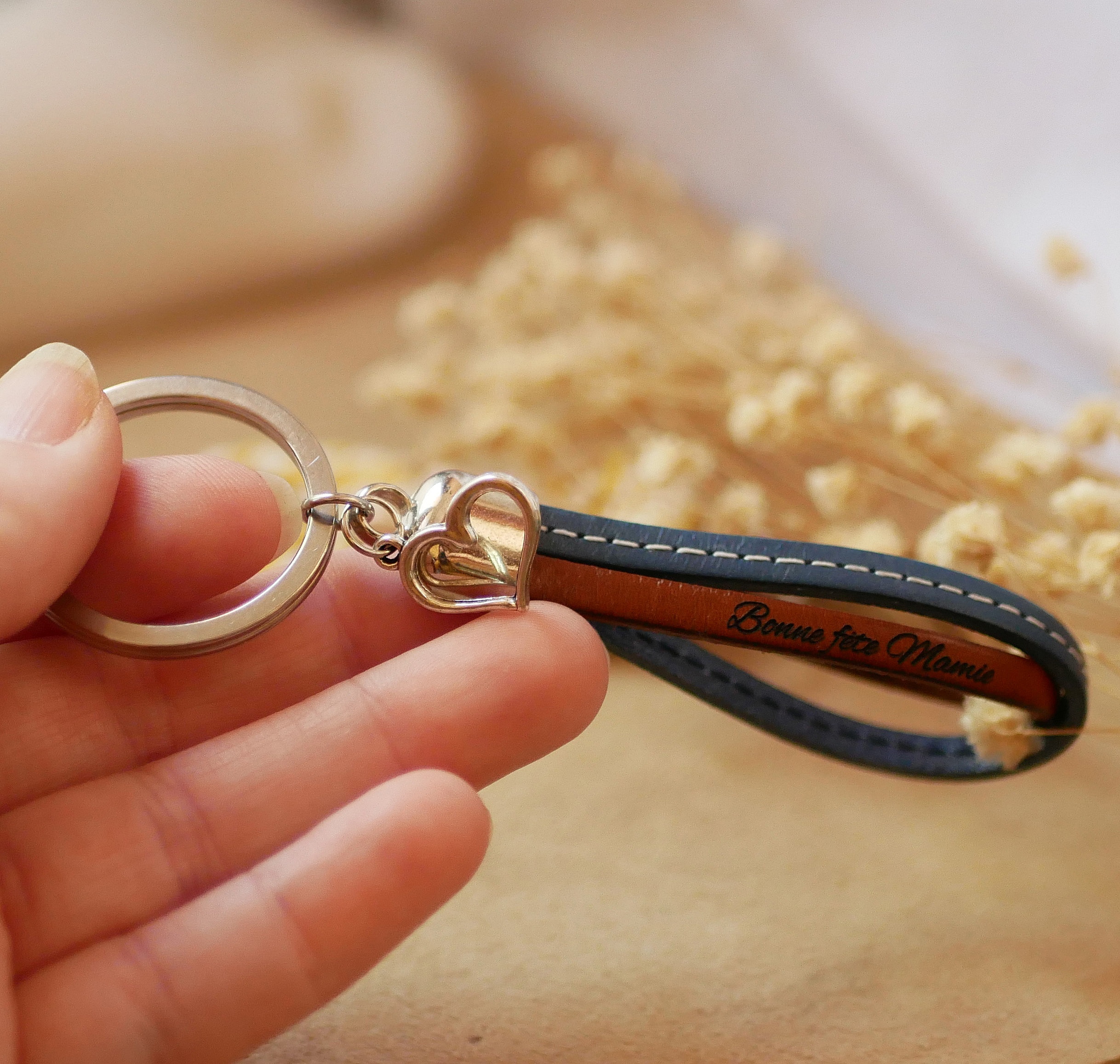 Double leather key ring to be personalized by engraving with your choice of pendant