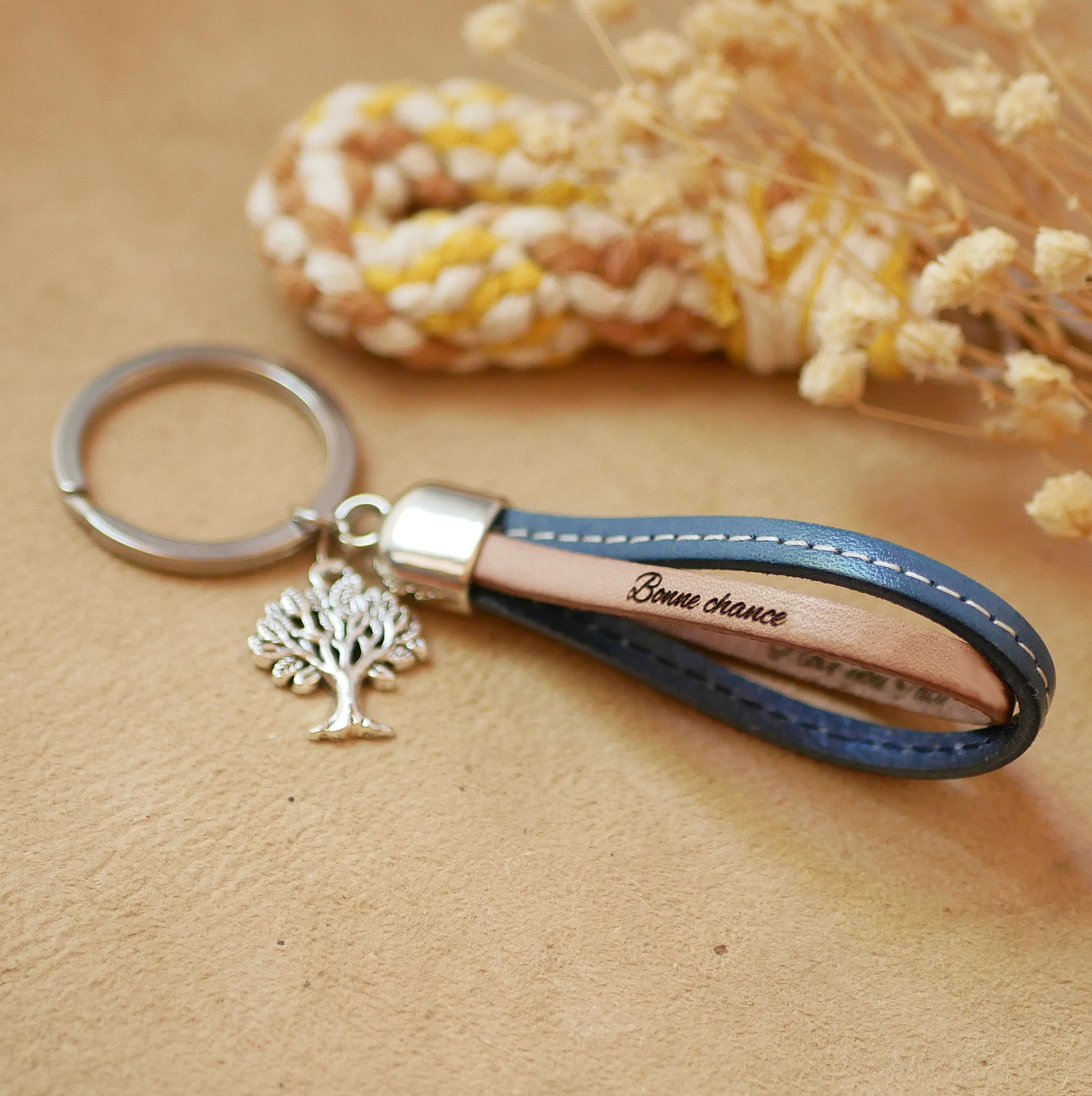 Double leather key ring to be personalized by engraving with your choice of pendant