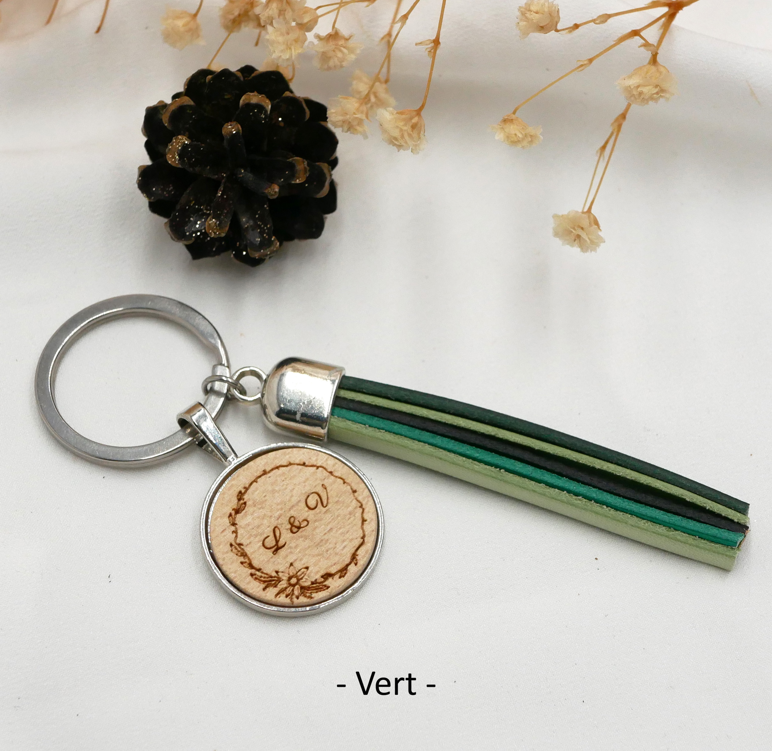 Personalized leather and wood key ring with leather pompom and engraved cabochon