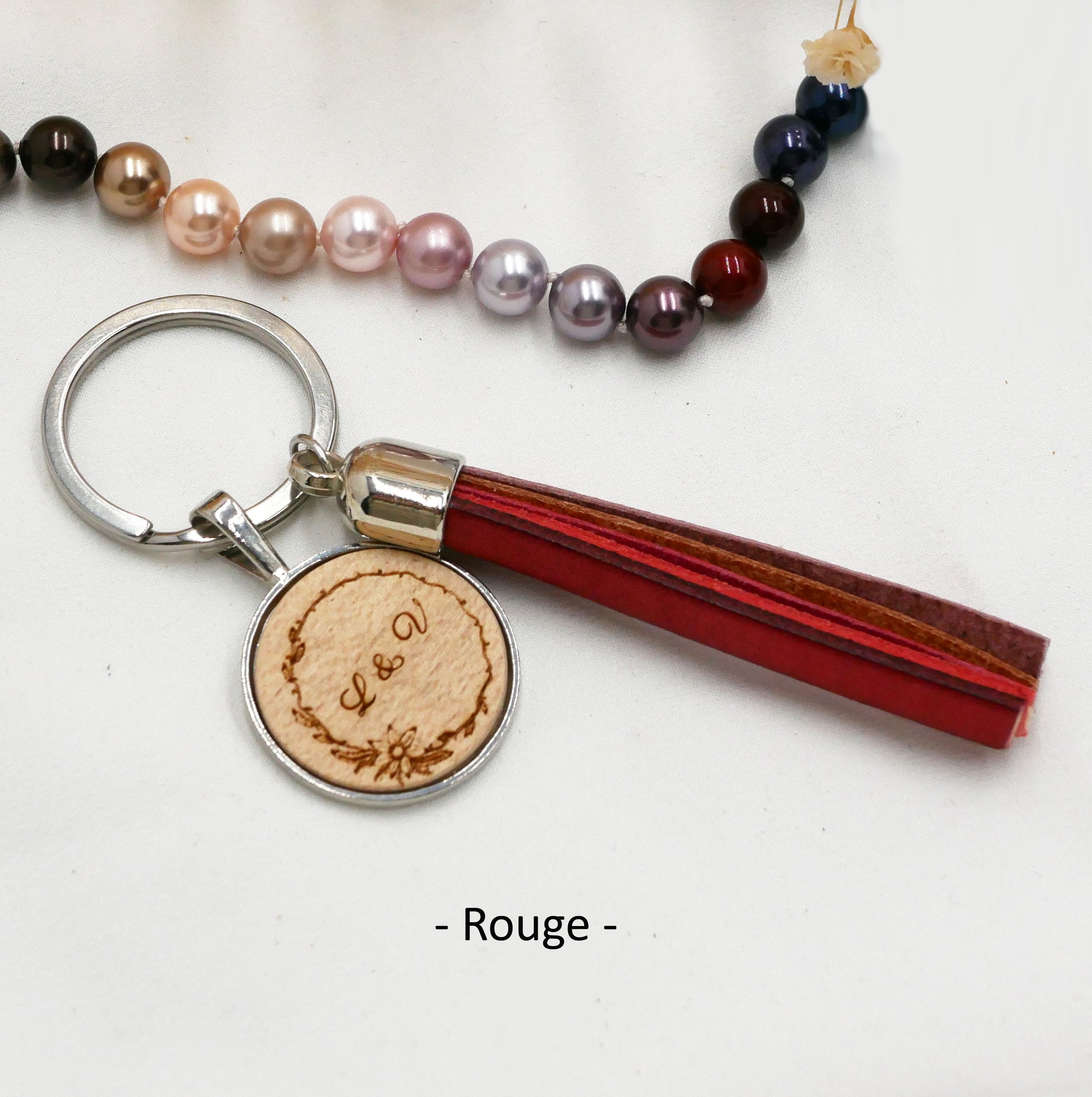 Personalized leather and wood key ring with leather pompom and engraved cabochon