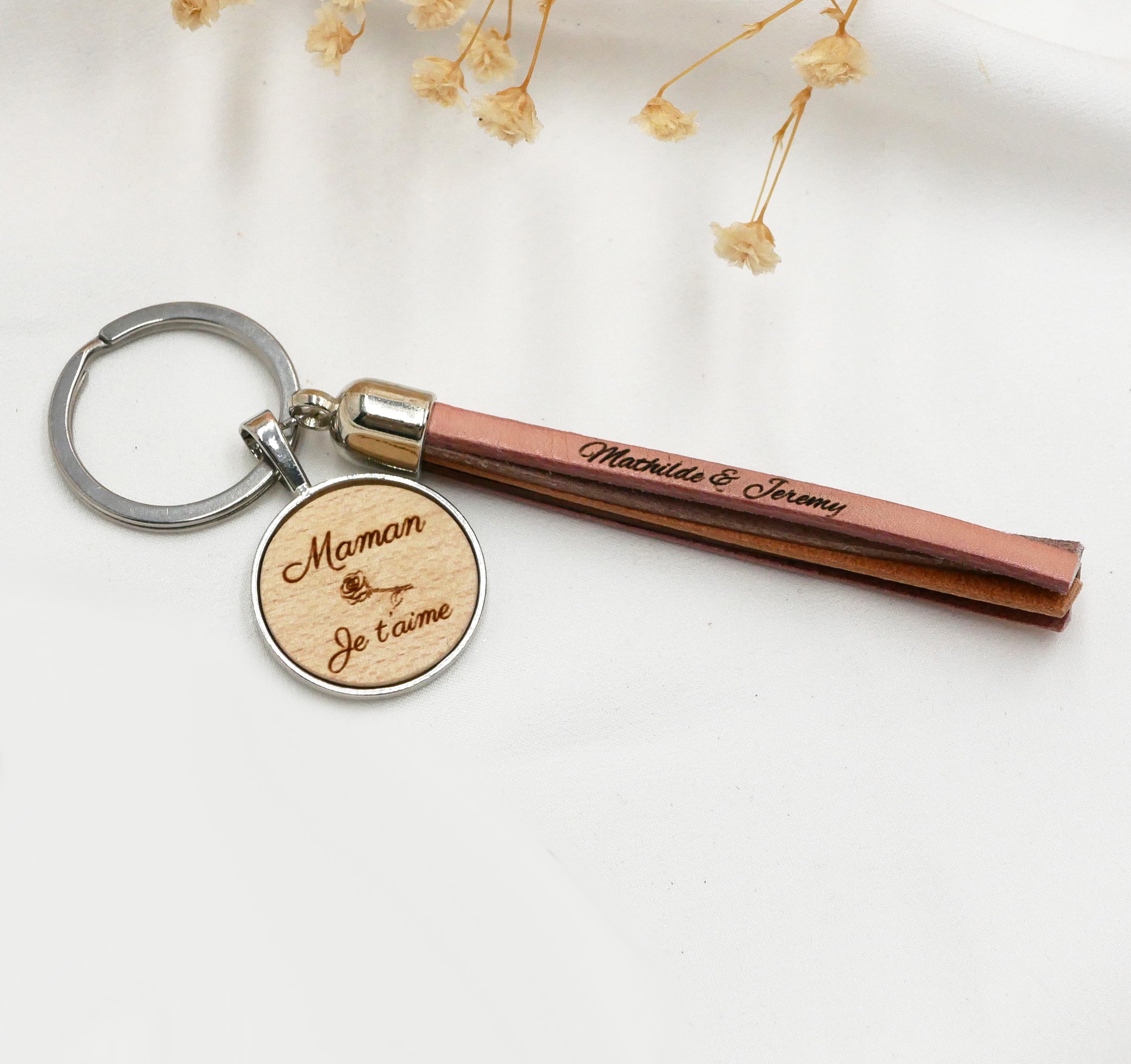 Personalized leather and wood key ring with leather pompom and engraved cabochon