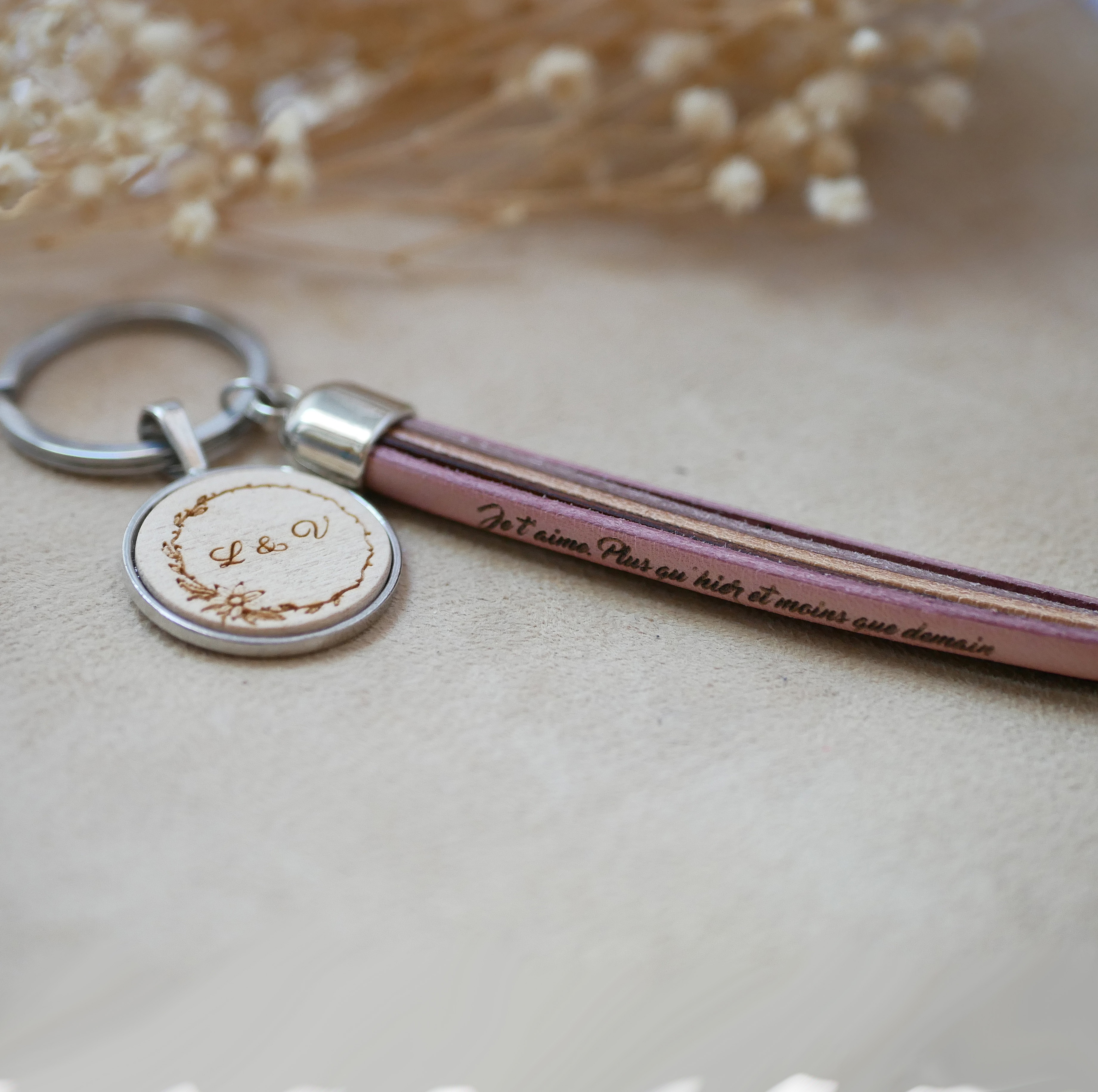 Personalized leather and wood key ring with leather pompom and engraved cabochon