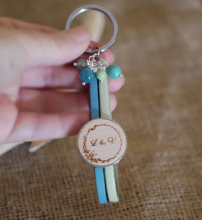 Double leather key ring and personalized wooden cabochon