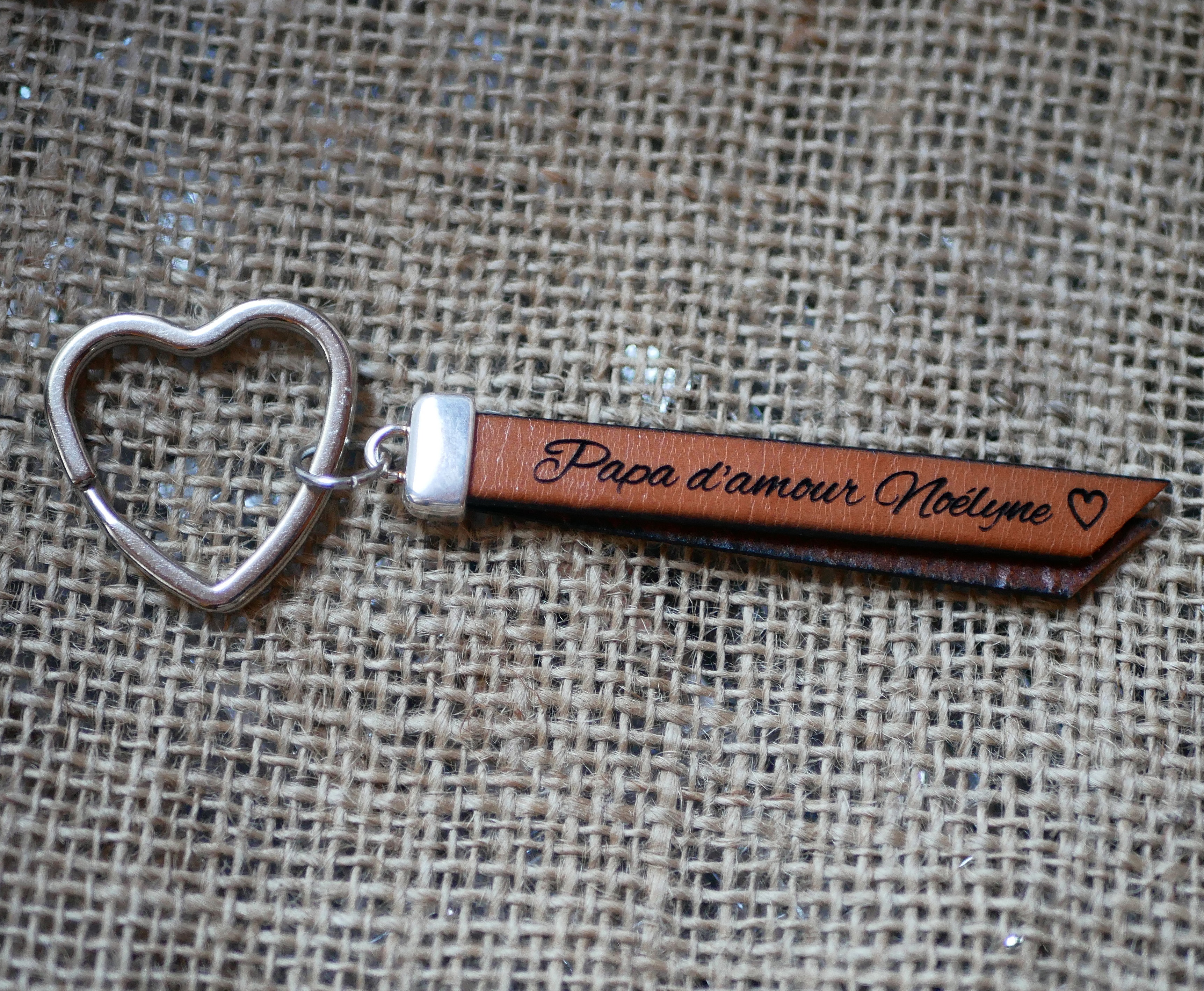 Porte-clés en cuir personnalisé avec anneau en forme cœur.