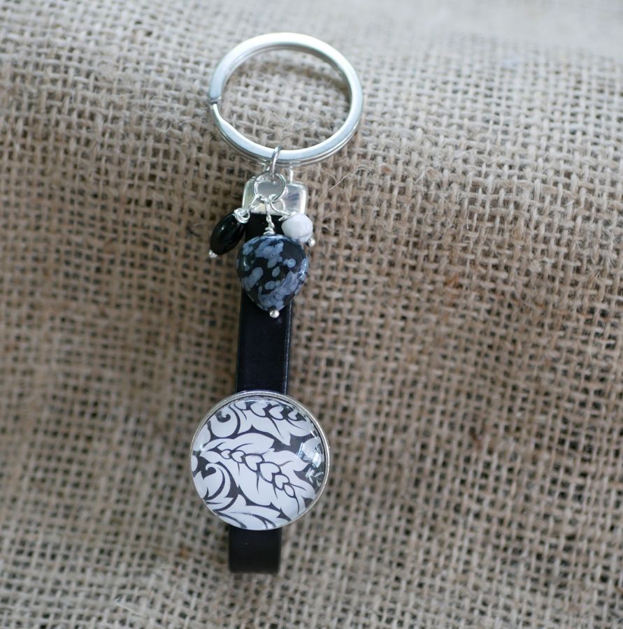 Leather key ring or bag jewel, black and white cabochon and pearls