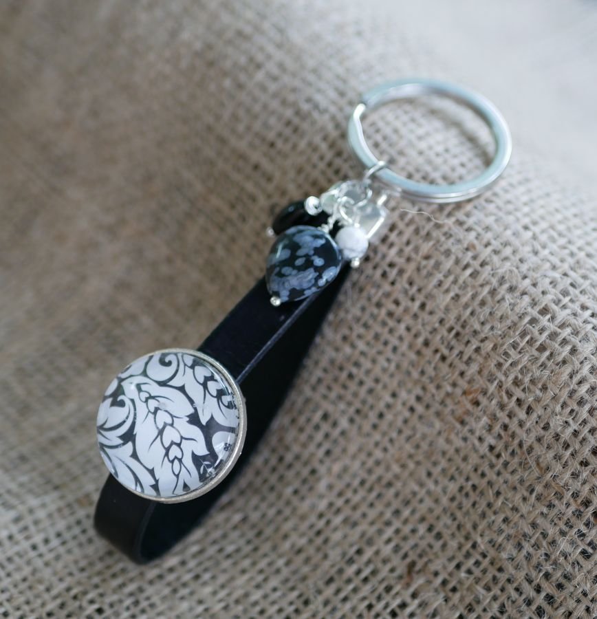 Leather key ring or bag jewel, black and white cabochon and pearls