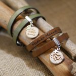 Customized double leather bracelet with wooden cabochon to engrave