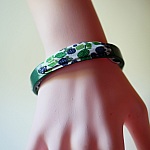 Flor&acirc;me bracelet with blackberry ribbon on green leather