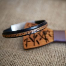 Two-tone leather bracelet customizable by color and engraving 