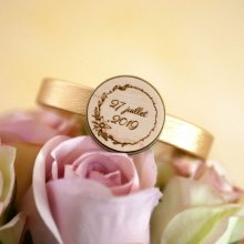 Leather bracelet with engraved wood cabochon set in bronze