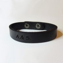 Engraved mixed leather strap with black snap fasteners