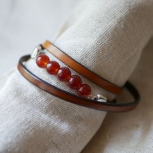Leather bracelet woman brown and red beads, a triple turn to customize 
