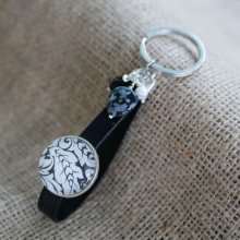 Leather key ring or bag jewel, black and white cabochon and pearls